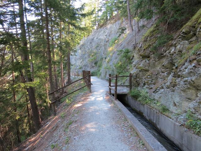 vorbei am kleinen Weiler von Chez-les-Blanc Dessus, führt der Weg weiter alles der Wasserleitung entlang