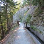 vorbei am kleinen Weiler von Chez-les-Blanc Dessus, führt der Weg weiter alles der Wasserleitung entlang