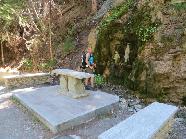 bei der kleinen Grotte von "Je tu salue" mit einer Marienstatue