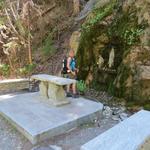 bei der kleinen Grotte von "Je tu salue" mit einer Marienstatue