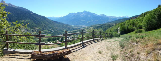 schönes Breitbildfoto mit Blick auf Gignod, das Aostatal und ganz rechts der weisse Gipfel des Gran Paradiso
