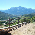 schönes Breitbildfoto mit Blick auf Gignod, das Aostatal und ganz rechts der weisse Gipfel des Gran Paradiso