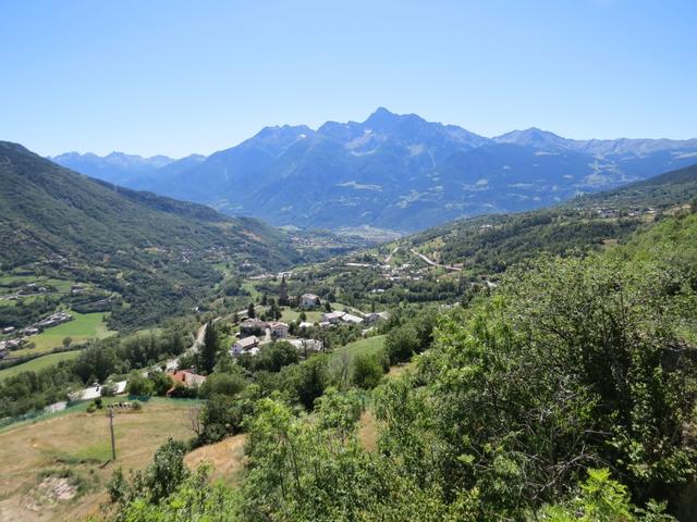 wir stehen nun oberhalb von Gignod und haben einen herrlichen Blick ins Aostatal hinab