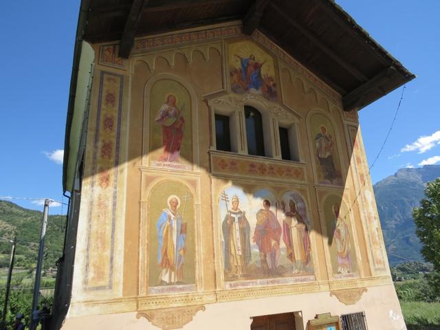 an der Kirchenwand ist der Pilgerheilige Sankt Rochus zu erkennen