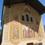 an der Kirchenwand ist der Pilgerheilige Sankt Rochus zu erkennen