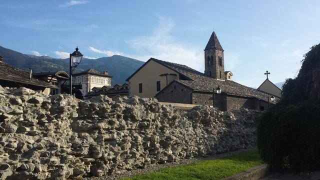 vorbei an den römischen Mauern laufen wir in die Altstadt von Aosta