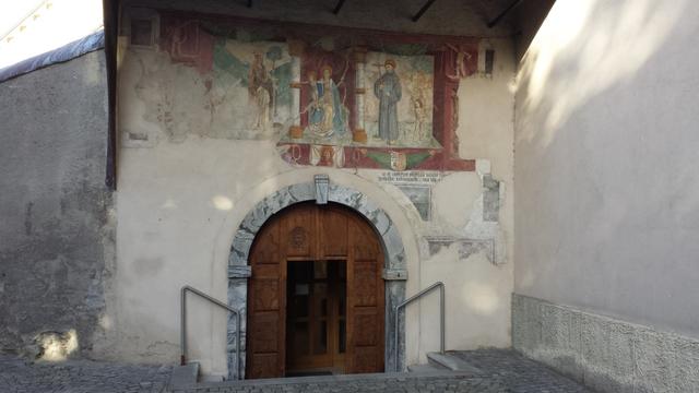 der schöne Eingang der Kirche Santo Stefano