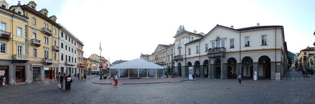 schönes Breitbildfoto der Piazza Emile Chanoux im Zentrum der Altstadt von Aosta