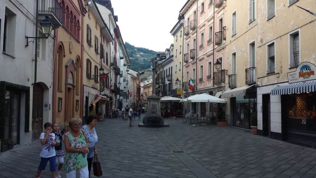 in der Altstadt von Aosta sdin unzählige Restaurants und Bars vorhanden