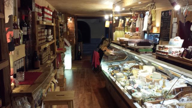schöne Läden mit Käse, Wurst, Fleisch usw. laden zum kaufen ein