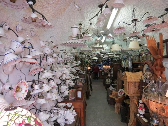 in diesem Laden z.B. werden Lampen in unzähliger Variationen verkauft