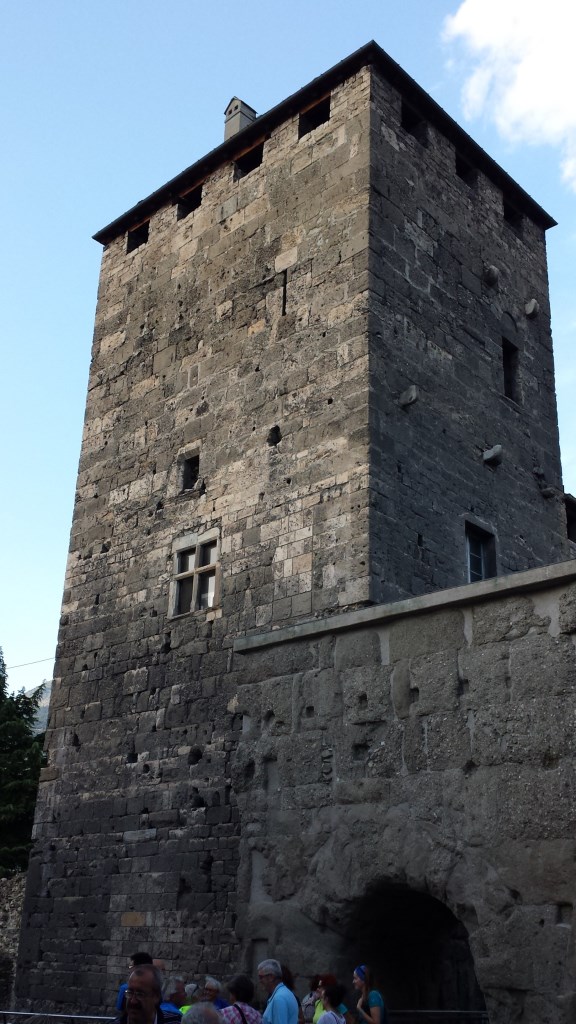 ...erreichen wir das ehemalige Stadttor, die Porta Praetoria (Haupttor) mit Turm