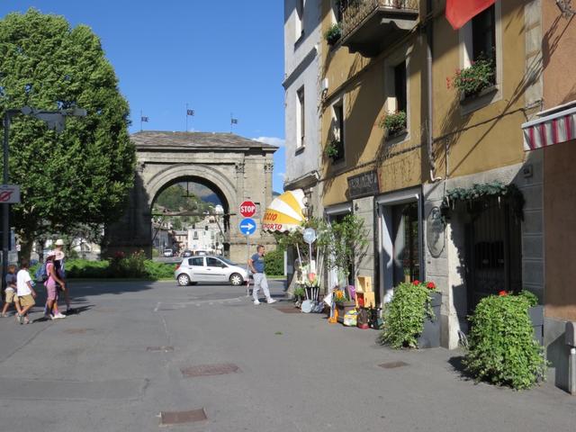 vor uns taucht der Triumphbogen Arco d'Augusto (Augustusbogen) auf