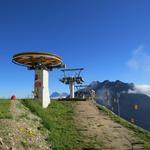 bequem schweben wir mit dem Sessellift hinauf zur Bergstation auf Grands Plans 2194 m.ü.M.