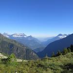 im Nordwesten thronen die Dents du Midi. Im Norden ragen die schroffen Bergketten des Grand Muveran in den Himmel