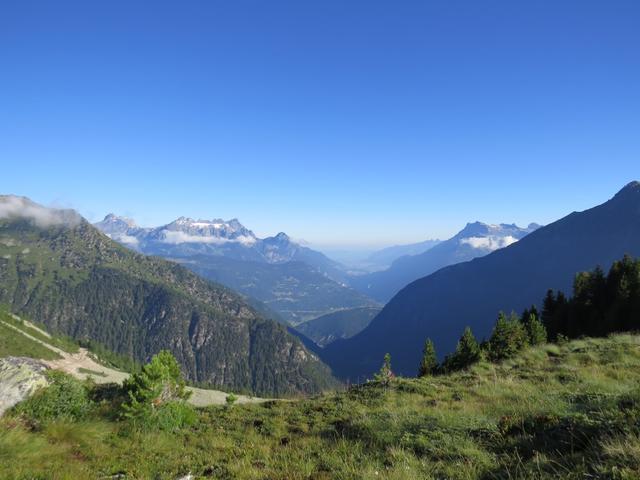 im Nordwesten thronen die Dents du Midi. Im Norden ragen die schroffen Bergketten des Grand Muveran in den Himmel