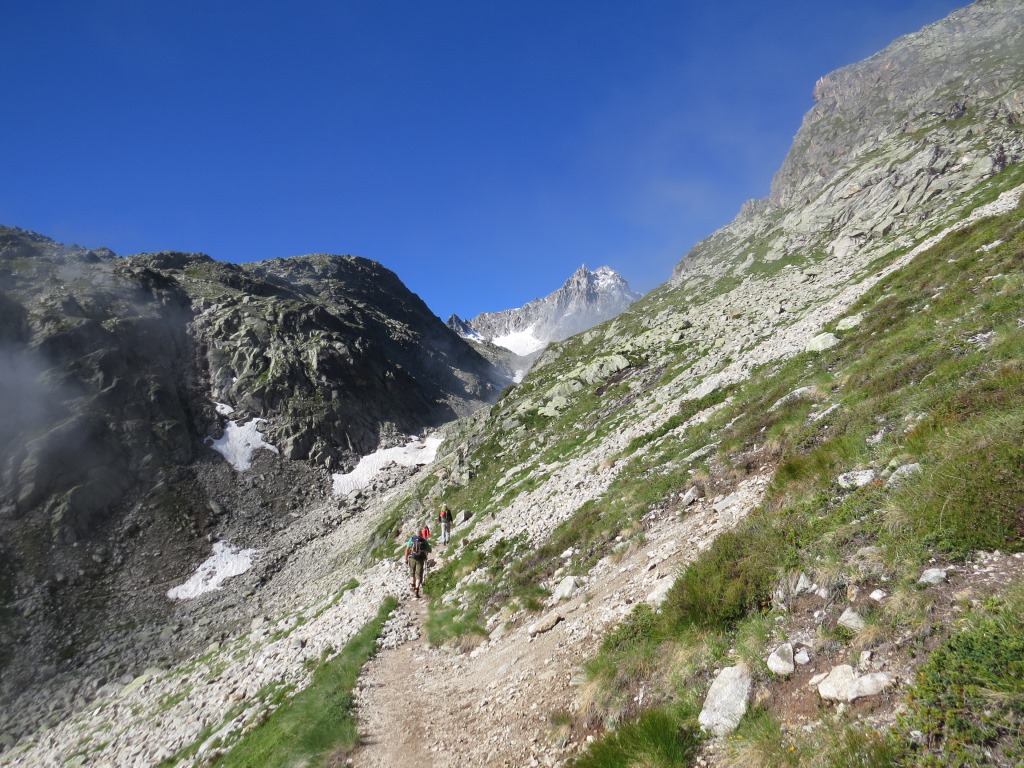 der Wanderweg führt stetig leicht aufwärts Richtung Cabane d'Orny