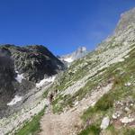 der Wanderweg führt stetig leicht aufwärts Richtung Cabane d'Orny