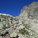 ab der Ebene wird der Wanderweg zu einem Bergweg, und ein bisschen rauher