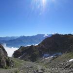 Blick zurück auf die kleine Ebene bei Punkt 2464 m.ü.M., im Tal liegt noch der Nebel