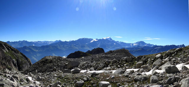 sehr schönes Breitbildfoto mit Blick auf das Grand Combin Massiv und den Mont Vélan