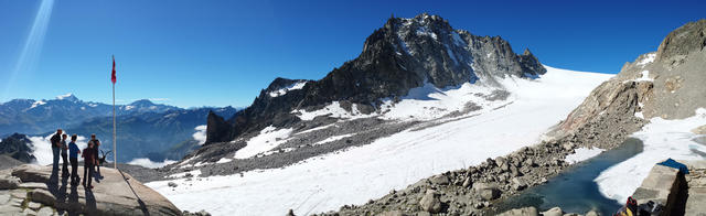 sehr schönes Breitbildfoto mit Blick von der Hütte auf den Glacier d'Orny