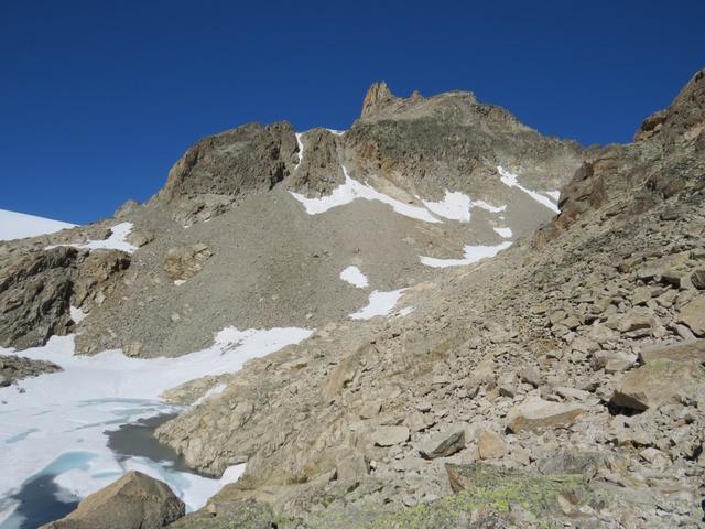 hinter der Hütte führt seit ein paar Jahren der neue Pfad zur Trienthütte ohne Gletscherberührung
