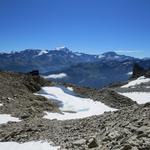 Blick auf den kleinen Bergsee und links zur Cabane d'Orny. Am Horizont der Grand Combin und Mont Vélan