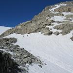 wieder muss ein Altschneefeld überquert werden. Dort wo die zwei Wanderer sind, könnte man auf den Gletscher gelangen