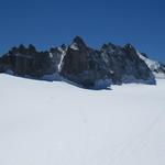 diverse Seilschaften steigen von der Aiguilles Dorées, abwärts über den Plateau du Trient