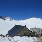 flach dehnt sich der Plateau du Trient hinter der Cabane du Trient aus