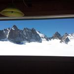 Blick von Aufenthaltsraum zu den unzähligen Aiguilles und über das Plateau du Trient