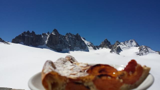 wir geniessen eine Aprikosenwähe, einen Hüttenkaffee und diese grandiose Aussicht