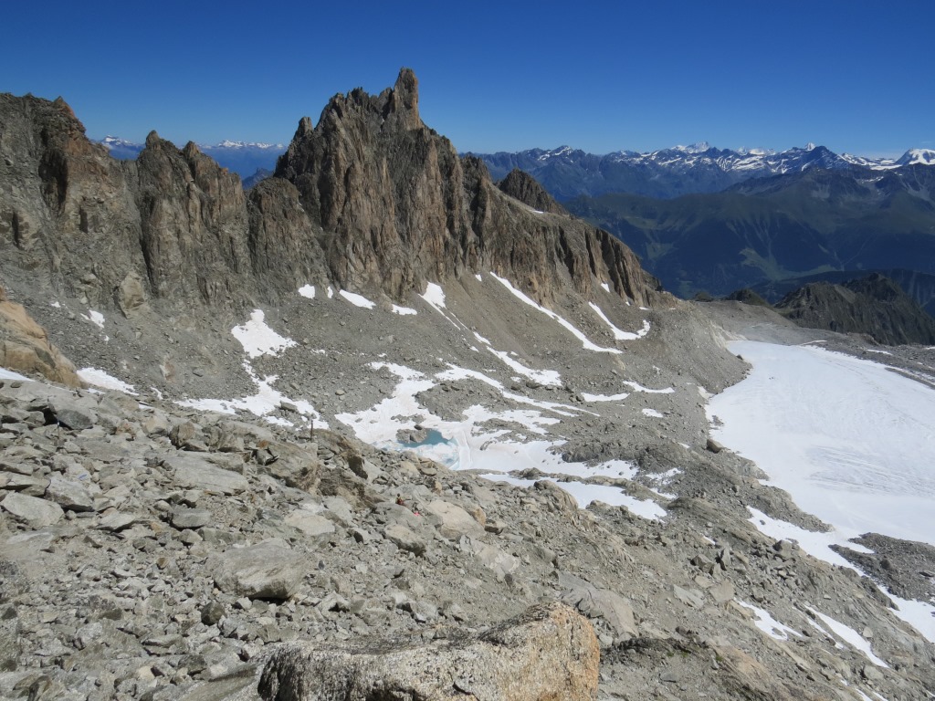 vor uns taucht der kleine Gletschersee auf, der auch im Hochsommer zum Teil mit Eis bedeckt ist