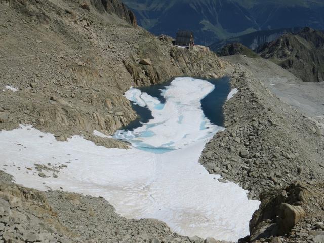 Tiefblick auf den See und die Cabane d'Orny