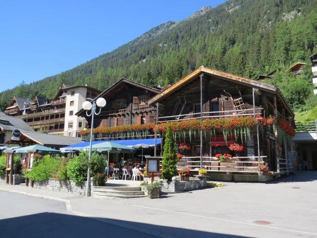 im Relais de Campagne au vieux Champex genossen wir ein Glas Walliser Weisswein