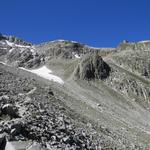 .. dann quert der Weg in das Schotterkar auf den Felssockel zu, auf dem ja schon von weit unten die Hütte zu sehen war