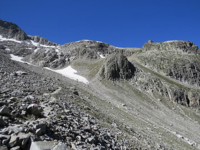 .. dann quert der Weg in das Schotterkar auf den Felssockel zu, auf dem ja schon von weit unten die Hütte zu sehen war