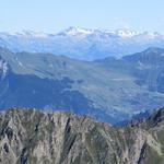 die Sicht reicht bis in die Berner Alpen und nach Verbier mit dem Pierre Avoi. Dort oben standen wir auch schon