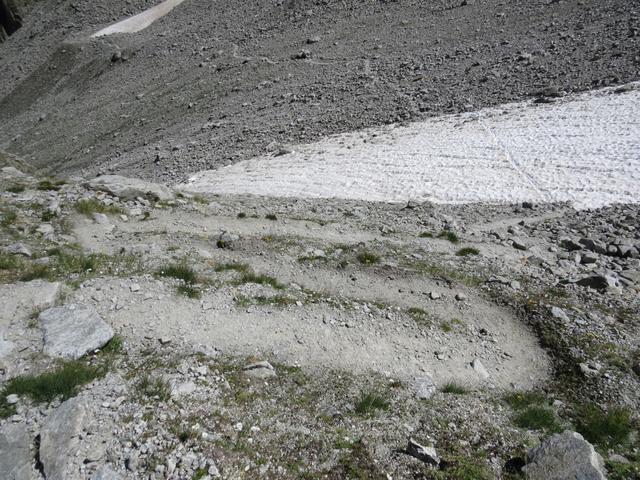 über steile Serpentinen verlassen wir die Cabane de Saleinaz