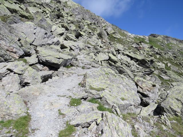 ohne grossen Höhenunterschied führt der Weg in grasdurchsetztem Felsgelände...