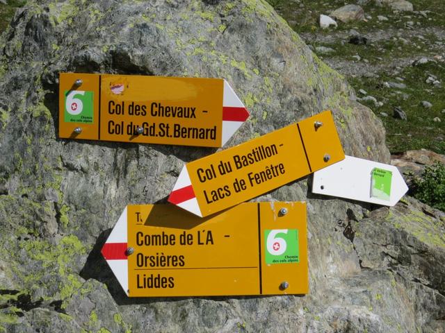 Wegweiser bei der Weggabelung 2409 m.ü.M. hier biegen wir links ab Richtung Col des Bastillon