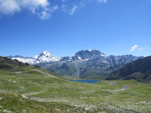 rechts von uns Grand Combin, Mont Vélan und der Bergsee Grand Leé