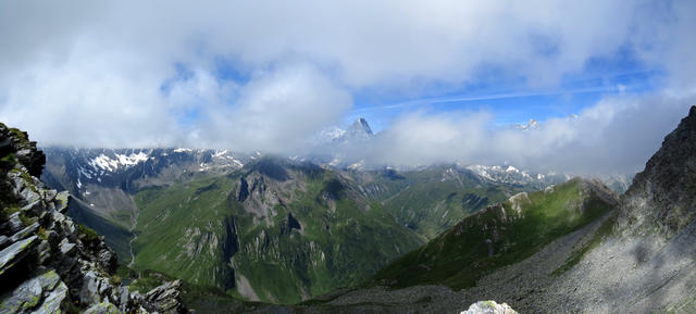 schönes Breitbildfoto mit Blick ins Val Ferret, Lacs de Fenêtre und Grandes Jorasses
