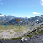 schönes Breitbildfoto mit Blick von wo wir gekommen sind. Die 3 Seen und der Grand Combin gut ersichtlich