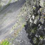 auf der anderen Seite des Col des Bastillon, führt der Bergweg steil, rutschig...