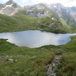 der Wanderweg führt nun zwischen den Lacs de Fenêtre hindurch