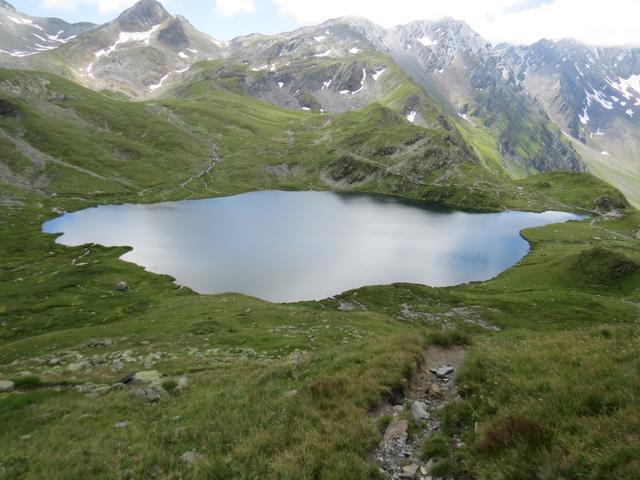 der Wanderweg führt nun zwischen den Lacs de Fenêtre hindurch