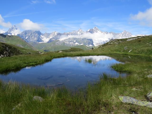 wollte jemand den perfekten, idyllischen Bergsee beschreiben - er sollte sich hier inspirieren lassen