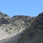 Blick zurück zu den senkrechten Felsen beim Übergang Col des Bastillon